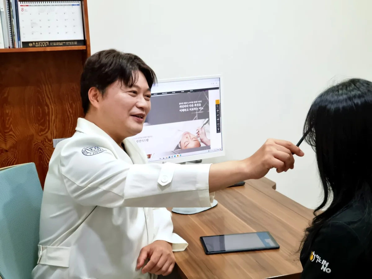 이노의원 진료실 상담 장면